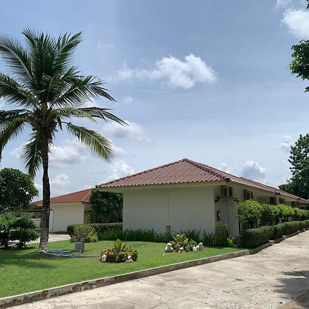 ホテル The Orchid House Nong Kung Yai エクステリア 写真